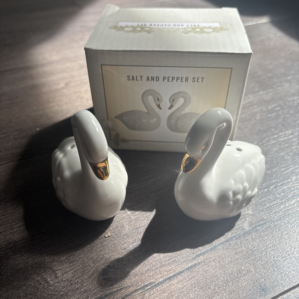 Vintage Stoneware SWANS CRACKER BARREL Salt Pepper Shakers Set Cottage